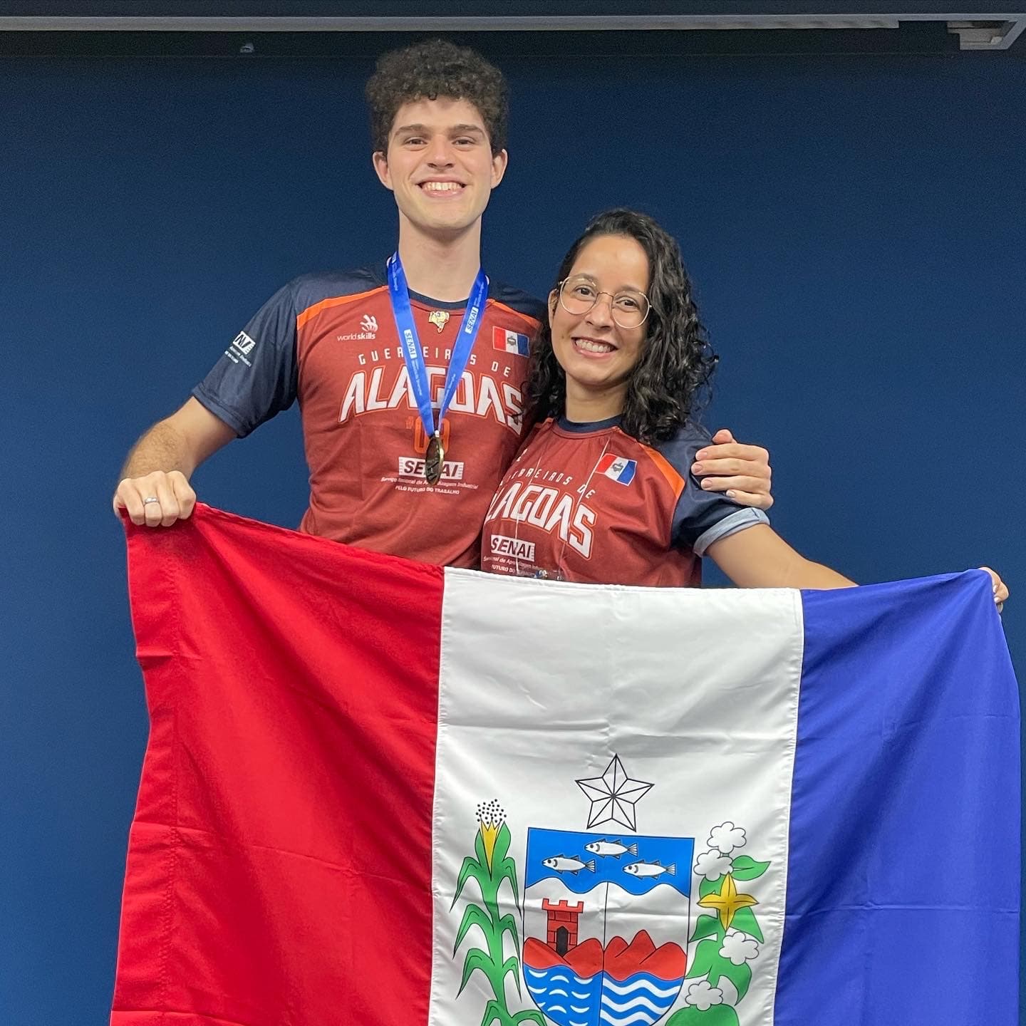 Mikael and his expert celebrating the national gold with the Alagoas flag
